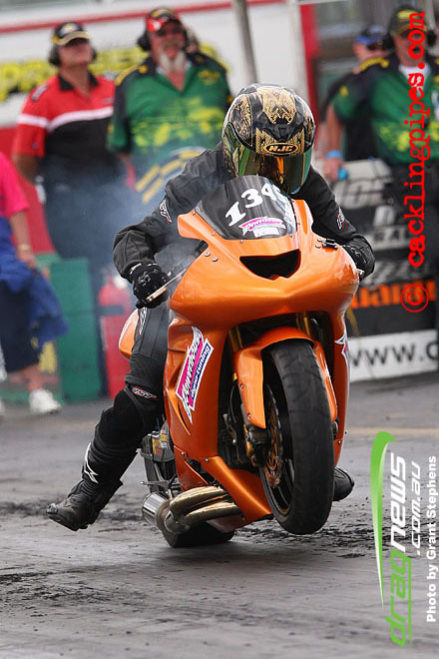 Australian Modified Bike Champion Daniel Sekli is quietly confident as he prepares to race in Modified Bike as part of the Rocket Allstars Racing Series at the Nitro Champs at Sydney Dragway. Sekli’s first trip to Sydney saw a hiccup when the Queenslander’s Kawasaki ZX-10R suffered engine damage during a pre-race test but the loan of Rapid Bikes Magazine’s Yamaha XJR1300 allowed him to contest the meeting, even if it was at slightly slower pace than he’s used to. After an engine rebuild by Powerhouse Dynotuning, Sekli took victory at the Willowbank round of the Rocket Allstars Racing Series in January aboard his own 1050cc Kawasaki.